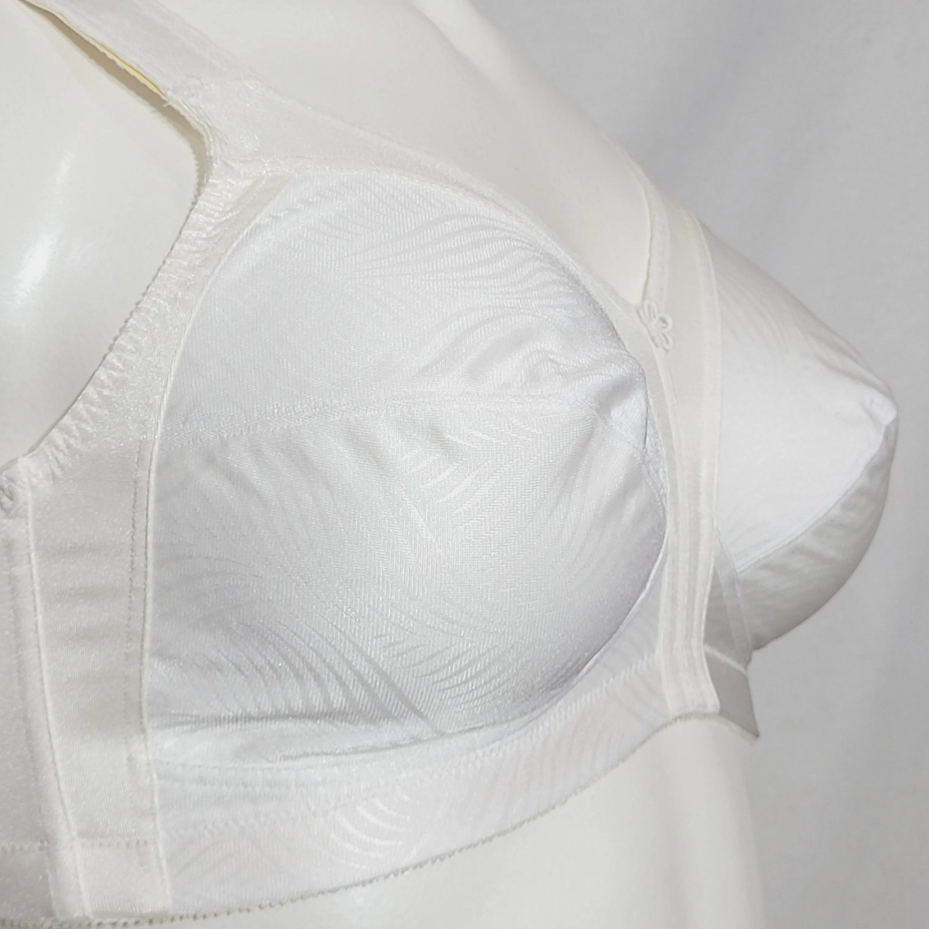 Exquisite Form 2558 Jacquard Satin Divided Cup Wire Free Bra 42C White NWOT